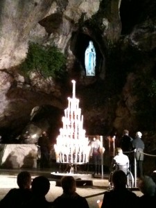 grotte de lourdes et chandelier