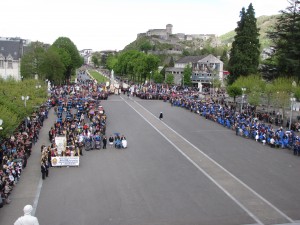 rassemblement des pèlerins avant la messe