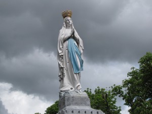 statue de la vierge au sanctuaire